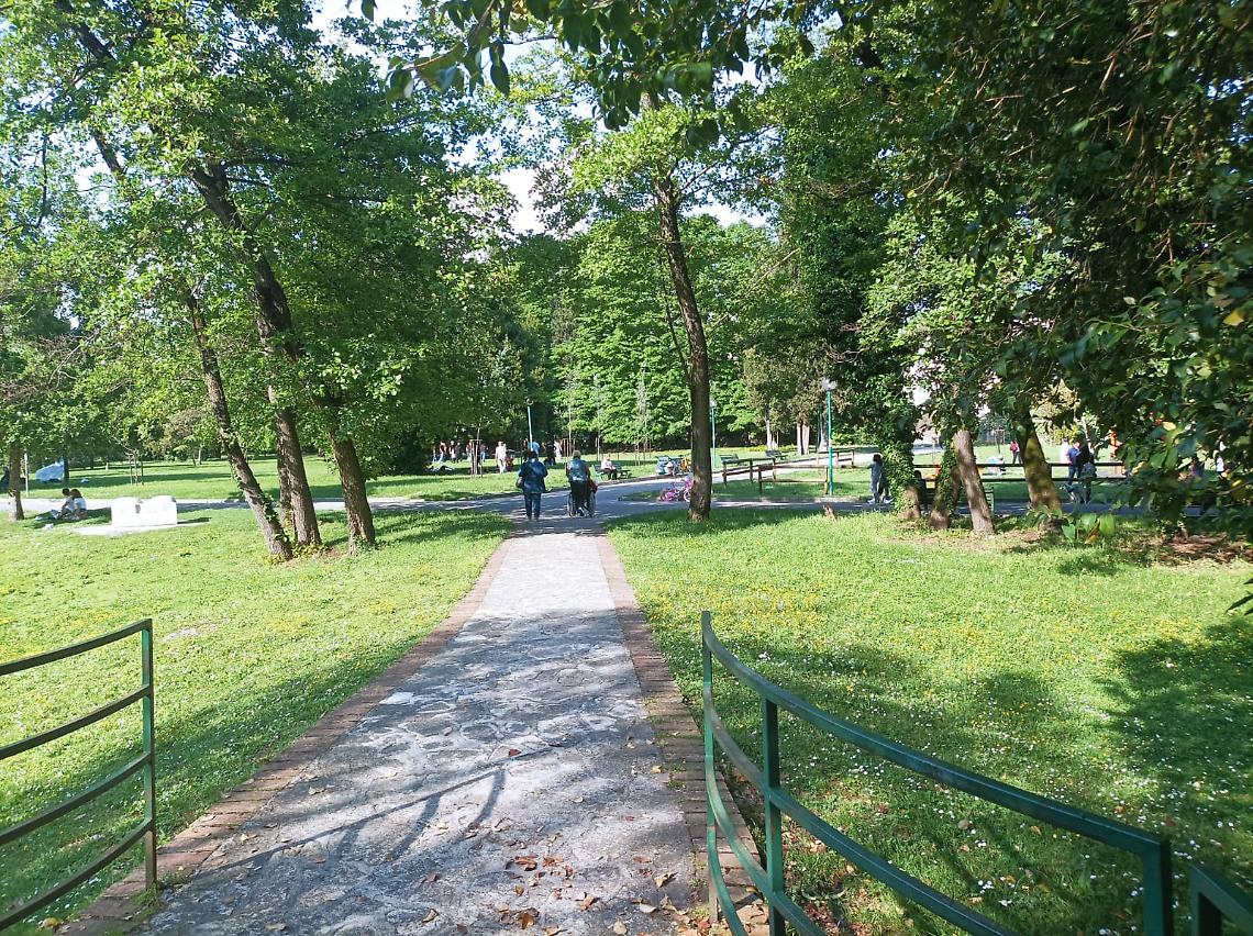 Riflettori accesi sulla villa comunale 