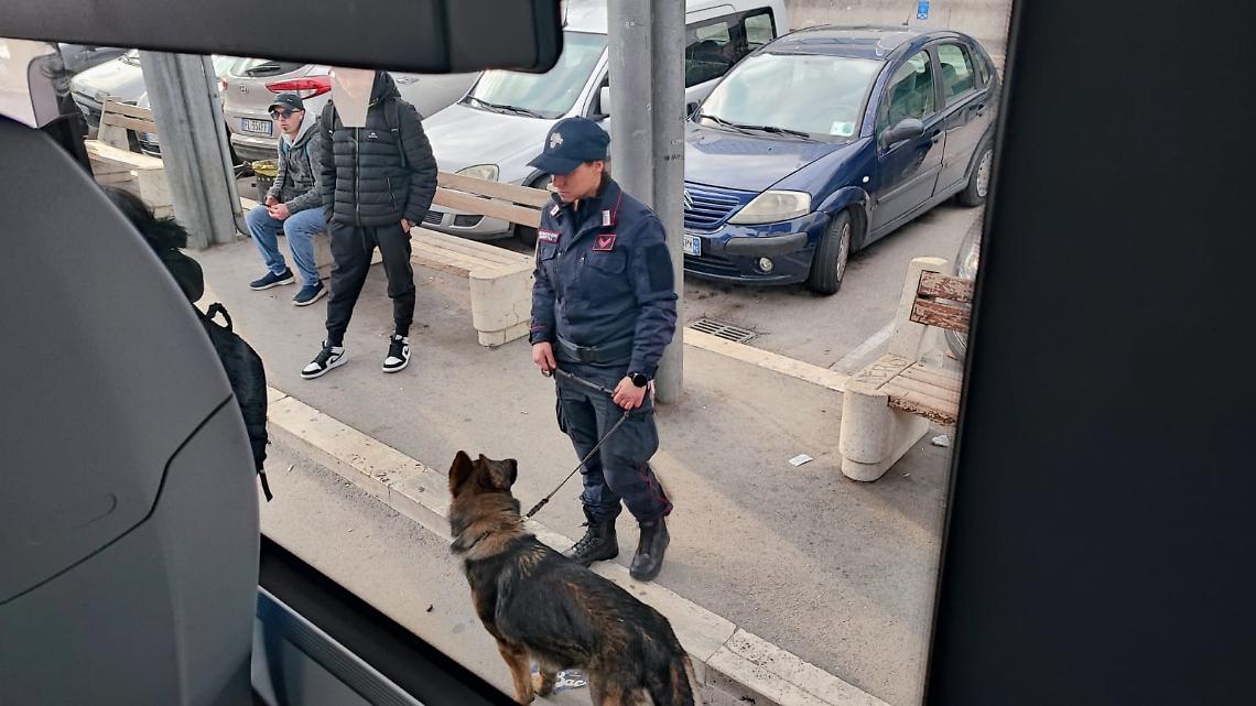 Controlli al capolinea  di piazza Pertini. La zona rossa sotto stretta vigilanza
