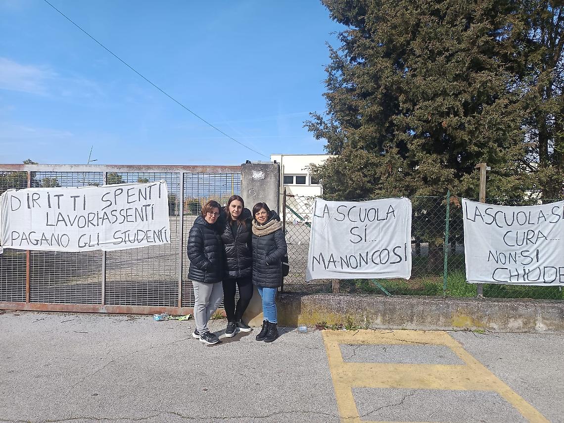 Cantiere fermo a scuola. Protestano le mamme 