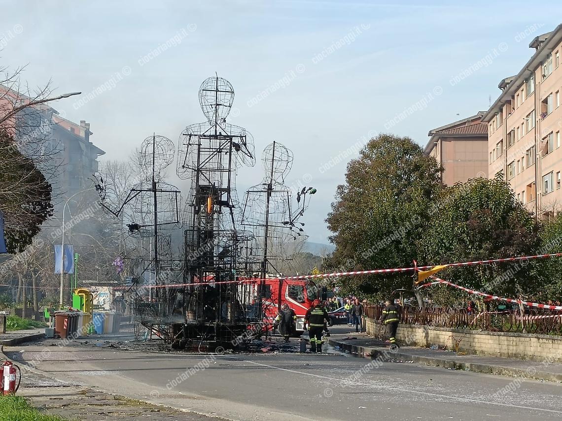 Carro in fiamme durante la sfilata: carnevale paralizzato