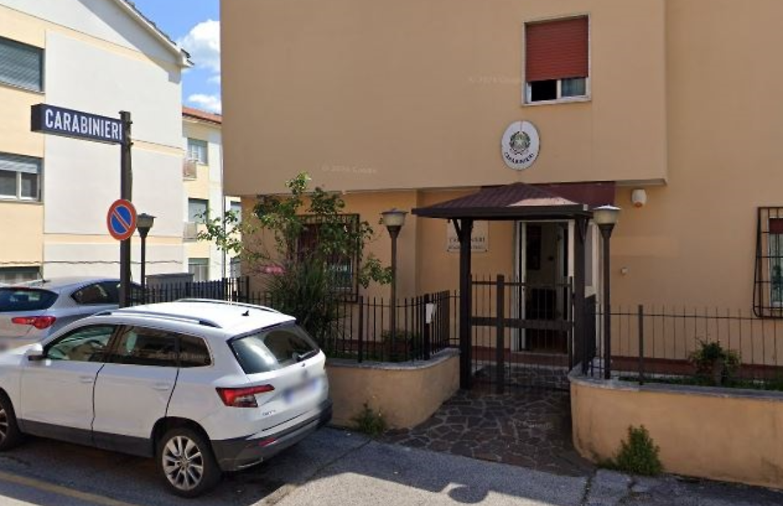 Minaccia e aggredisce i familiari per ottenere denaro per la droga: disposti divieto di avvicinamento e braccialetto elettronico