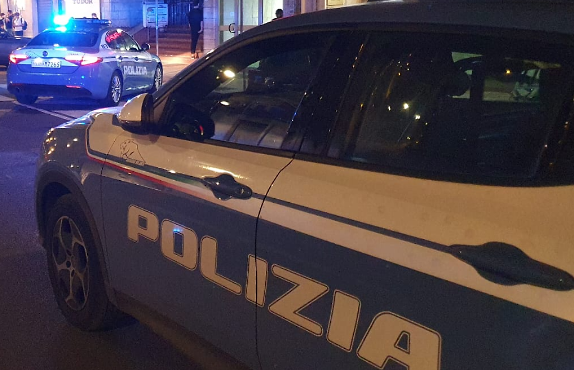 Posti di blocco e verifiche nei negozi, i controlli della polizia
