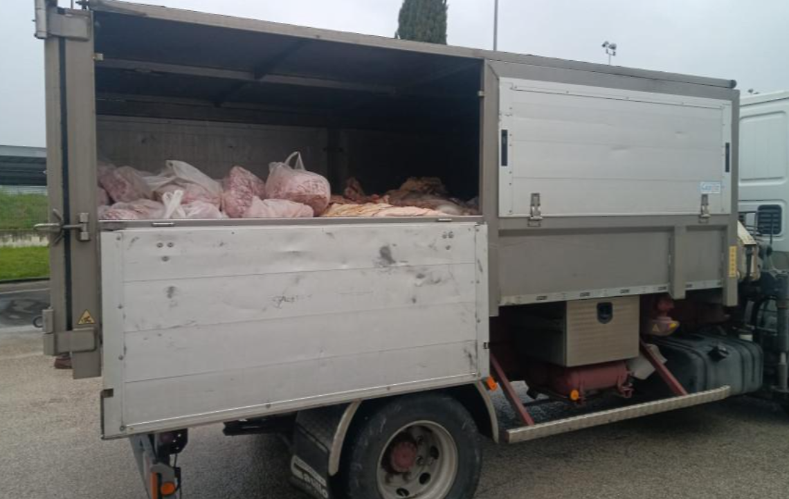 Trasportava carne scaduta. Multa da 2.500 euro