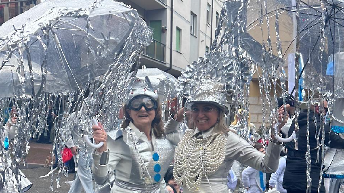 La scuola tra passato, presente e futuro. Un successo la sfilata di carnevale