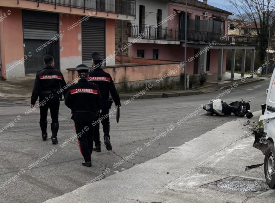 Incidente tra uno scooter e un furgone: ferito gravemente un uomo 