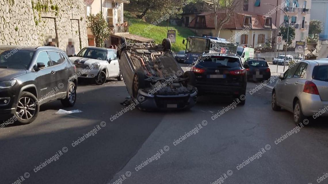 Auto si ribalta in viale Napoli. Paura per il conducente
