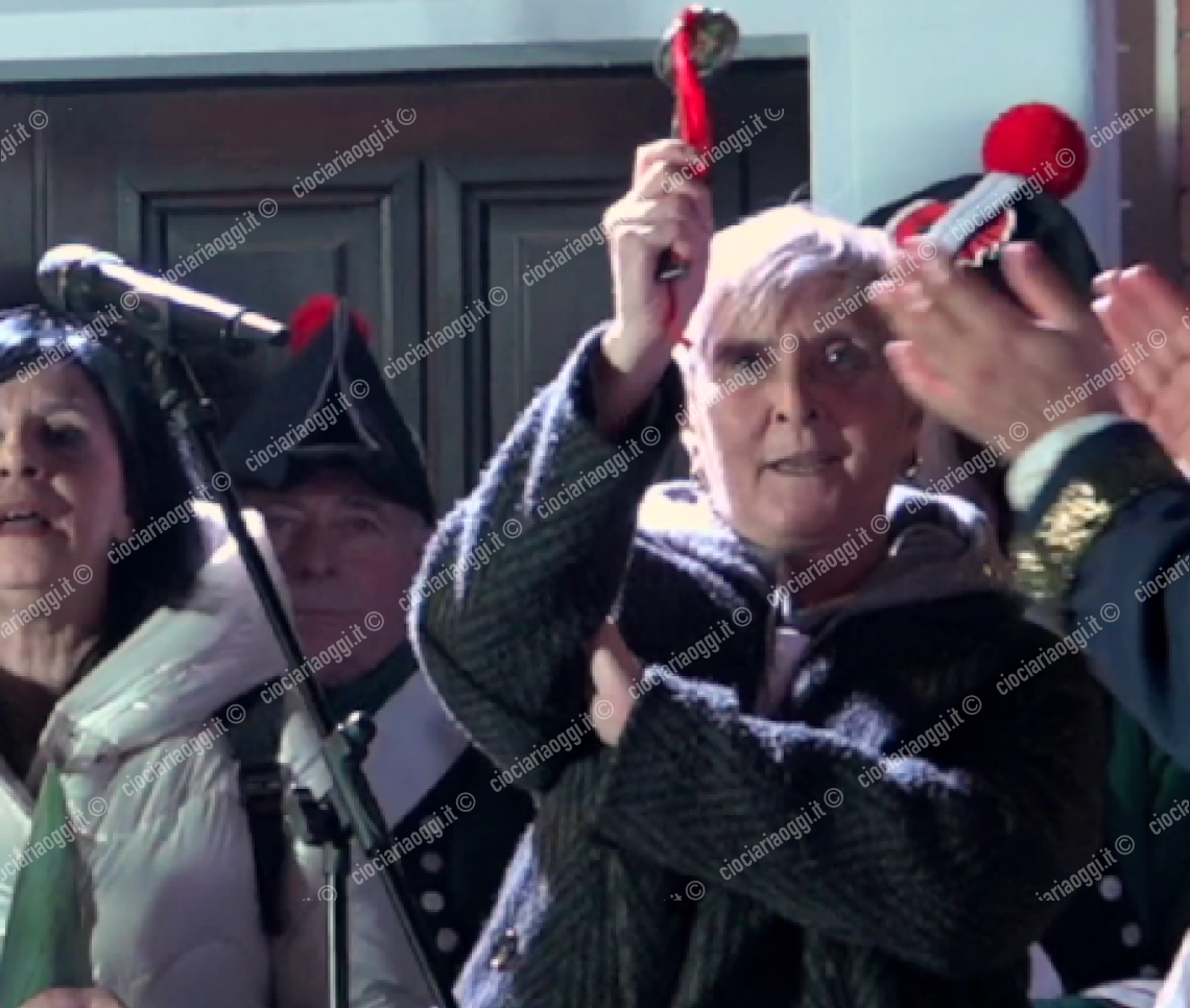 L'assessore Rossella Testa e il gesto dell'ombrello