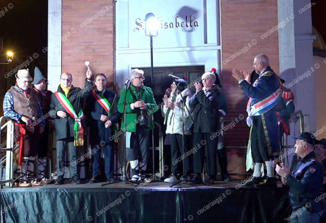 Fischi e veleni sul Carnevale