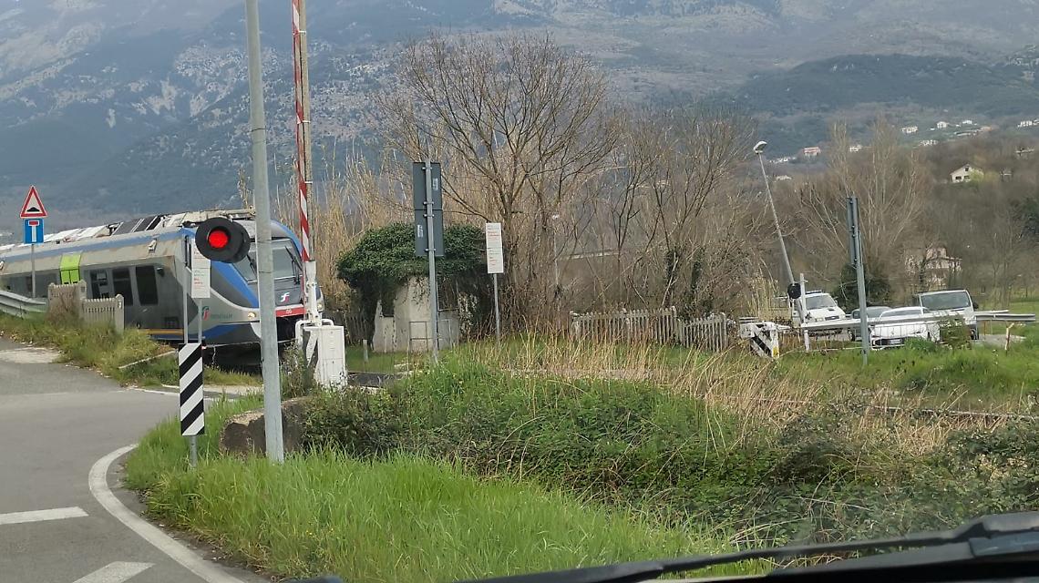 La sbarra del passaggio a livello si apre a metà e le auto rimangono bloccate