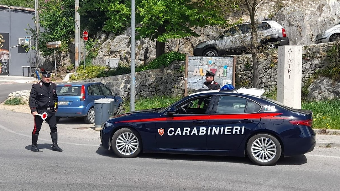 Si scaglia contro i carabinieri e li aggredisce con una roncola: arrestato