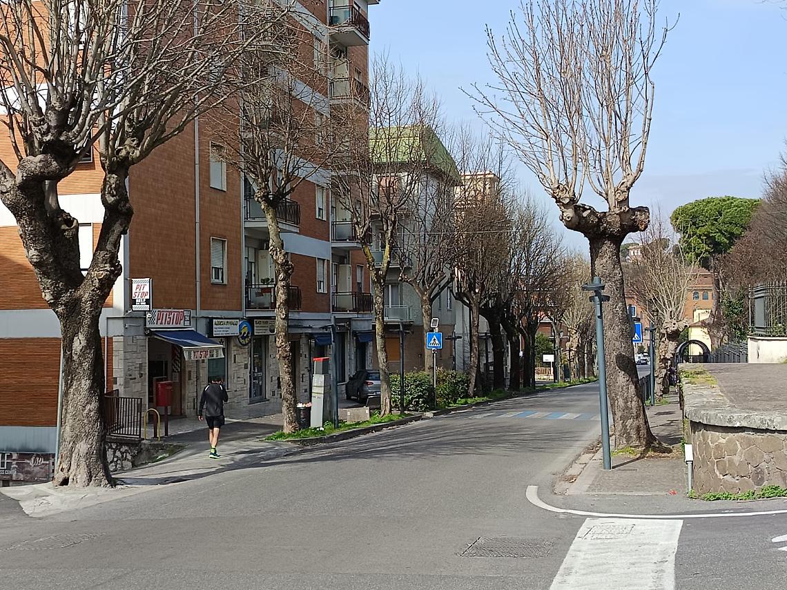 Finge di abbracciarlo e gli ruba la collana d'oro