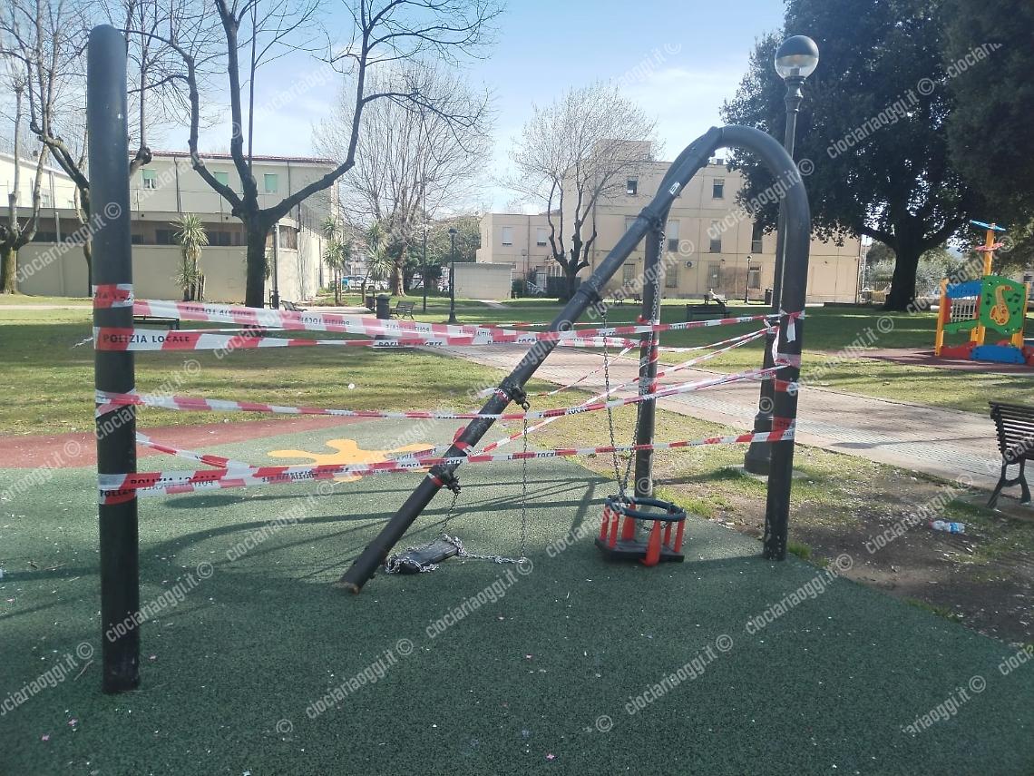 Atto vandalico al parco Santa Chiara: danneggiata un'altalena