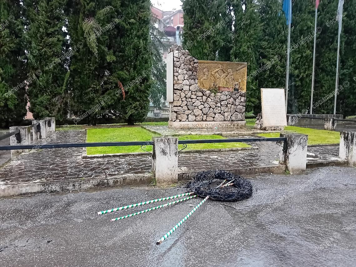 Vandali in azione al monumento dei tre martiri toscani. Incendiata una corona d'alloro 