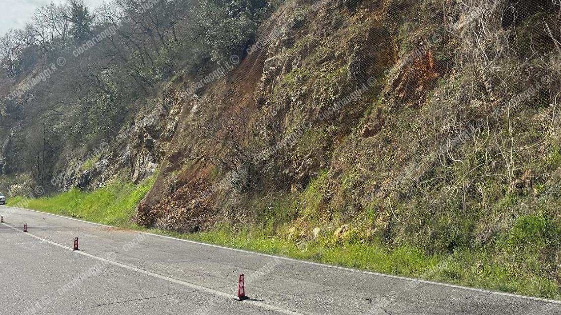Frana sulla strada provinciale. Soccorsi sul posto 