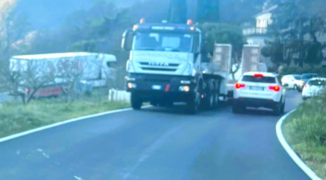 Tir sulla provinciale 259 nonostante i divieti. Preoccupazione per la sicurezza