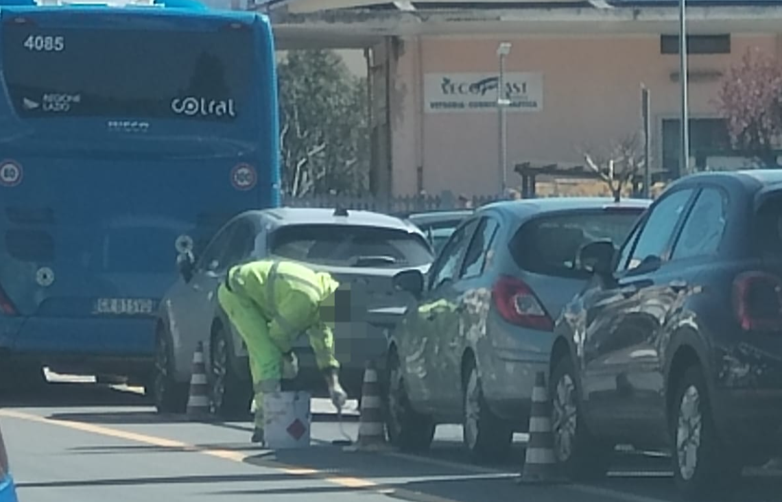Segnaletica orizzontale sbagliata: correzioni in corso alla stazione