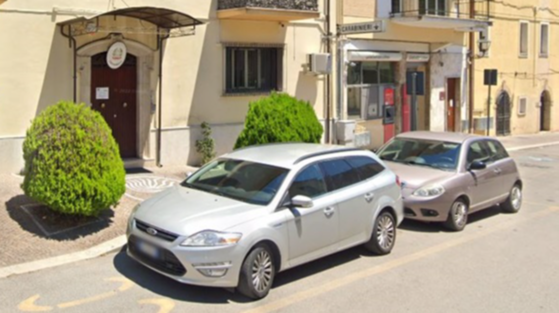 Rubano generi alimentari e li nascondono in un passeggino: arrestati 