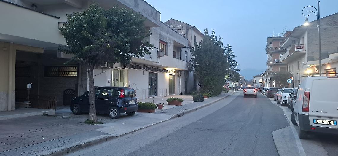 Rapina al bancomat con la pistola