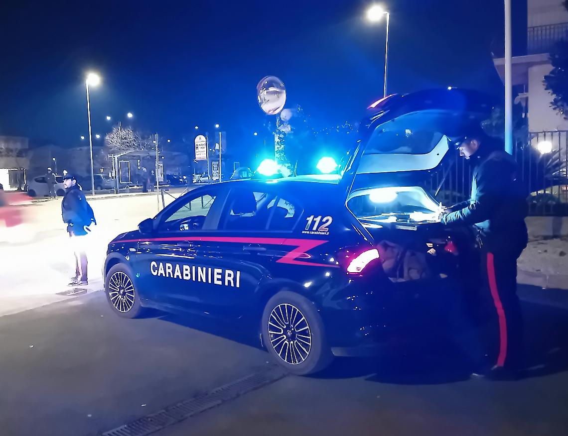 Sabato sera di violenza: giovane aggredito in un parcheggio