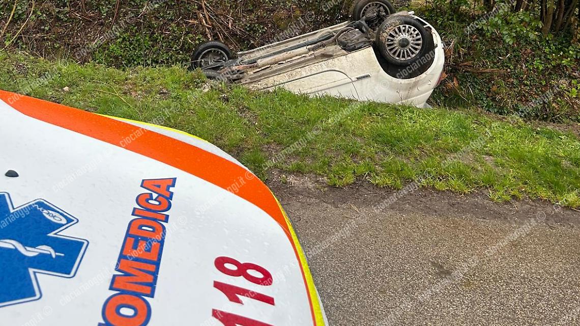 Si ribalta con l'auto e finisce in un fossato 
