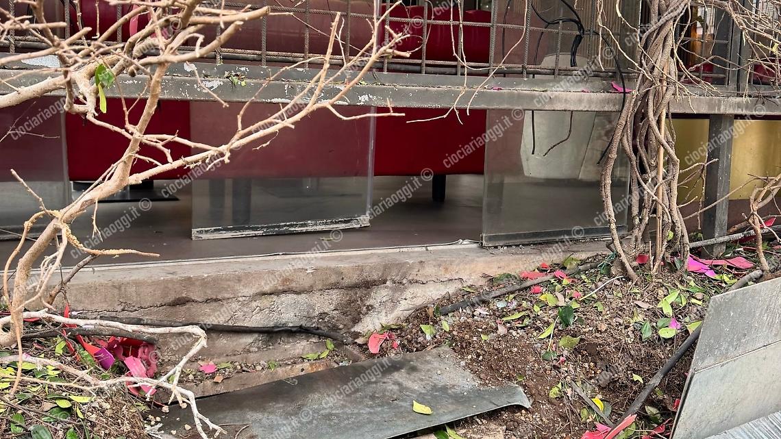 Attentato al Caffè Minotti. In frantumi la vetrata