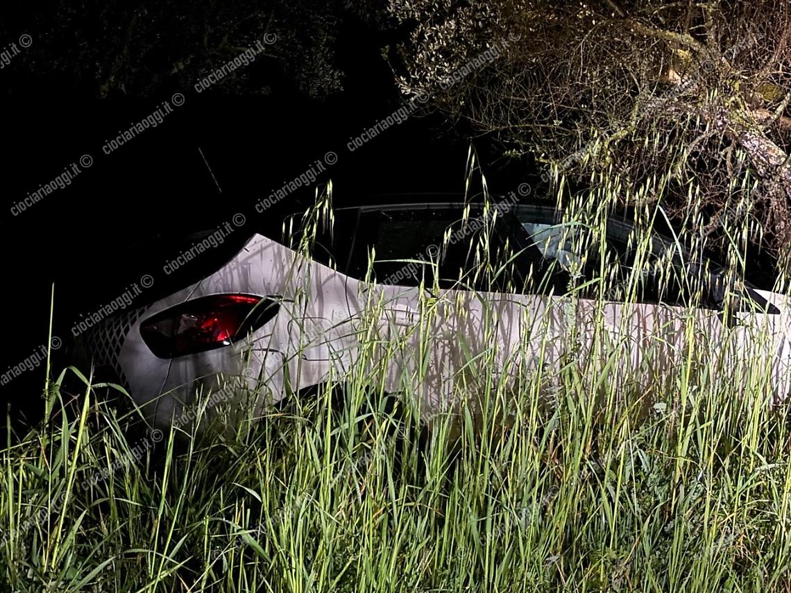 Esce fuori strada con l'auto, paura per una donna 