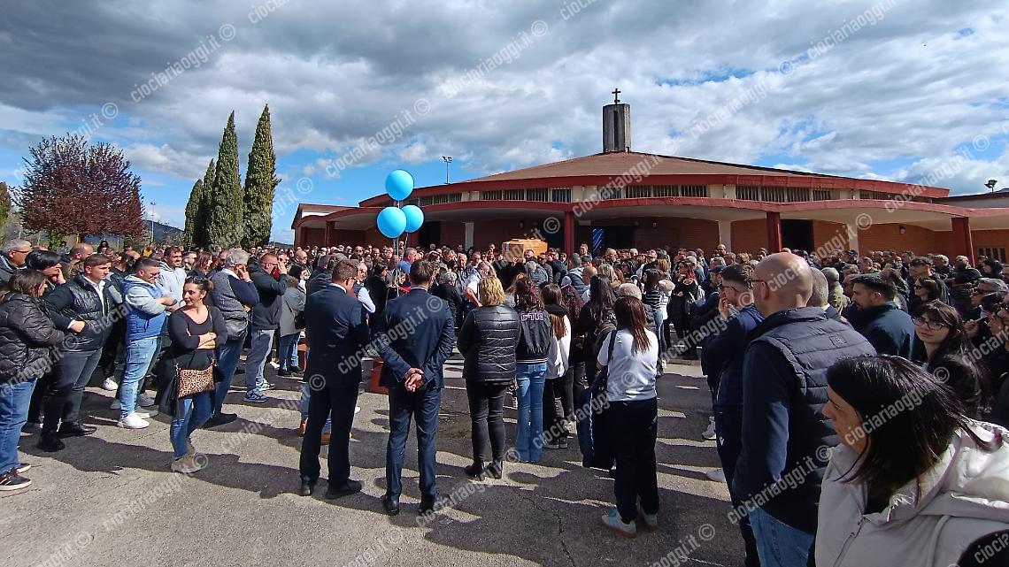 Muore schiacciato dal bus. Una folla in lacrime per l'ultimo saluto a Moreno Finocchio