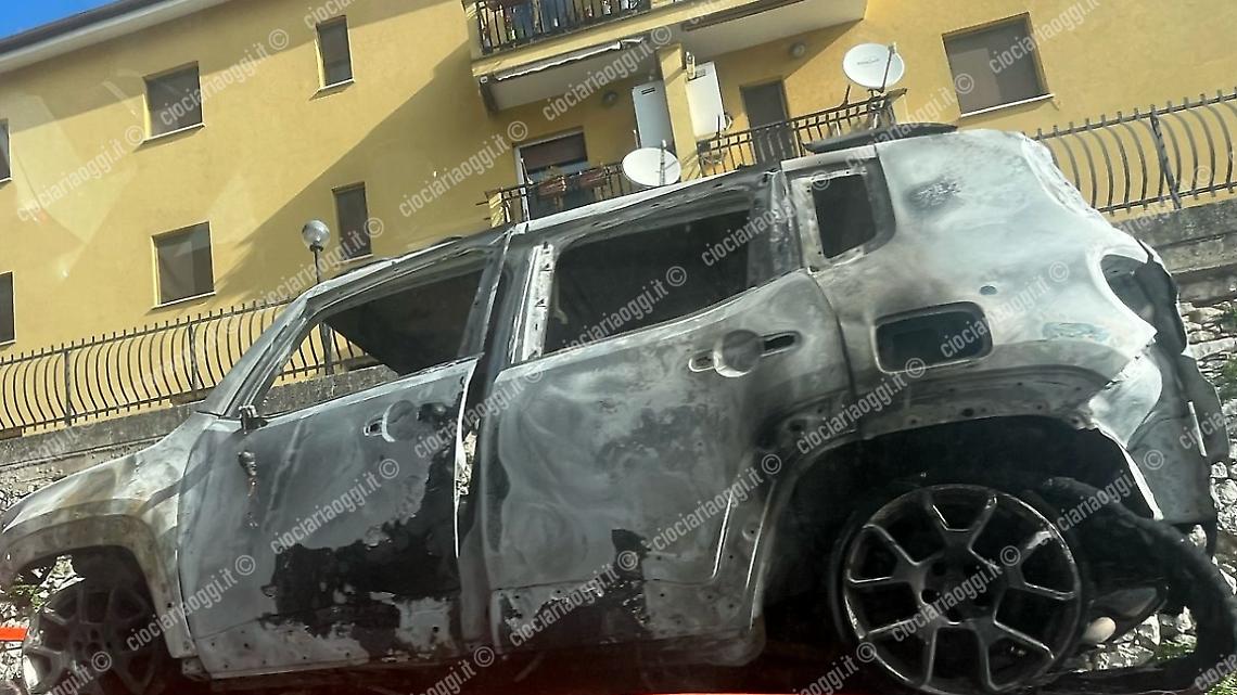 Auto in fiamme. Vigili del fuoco al lavoro per domare le fiamme