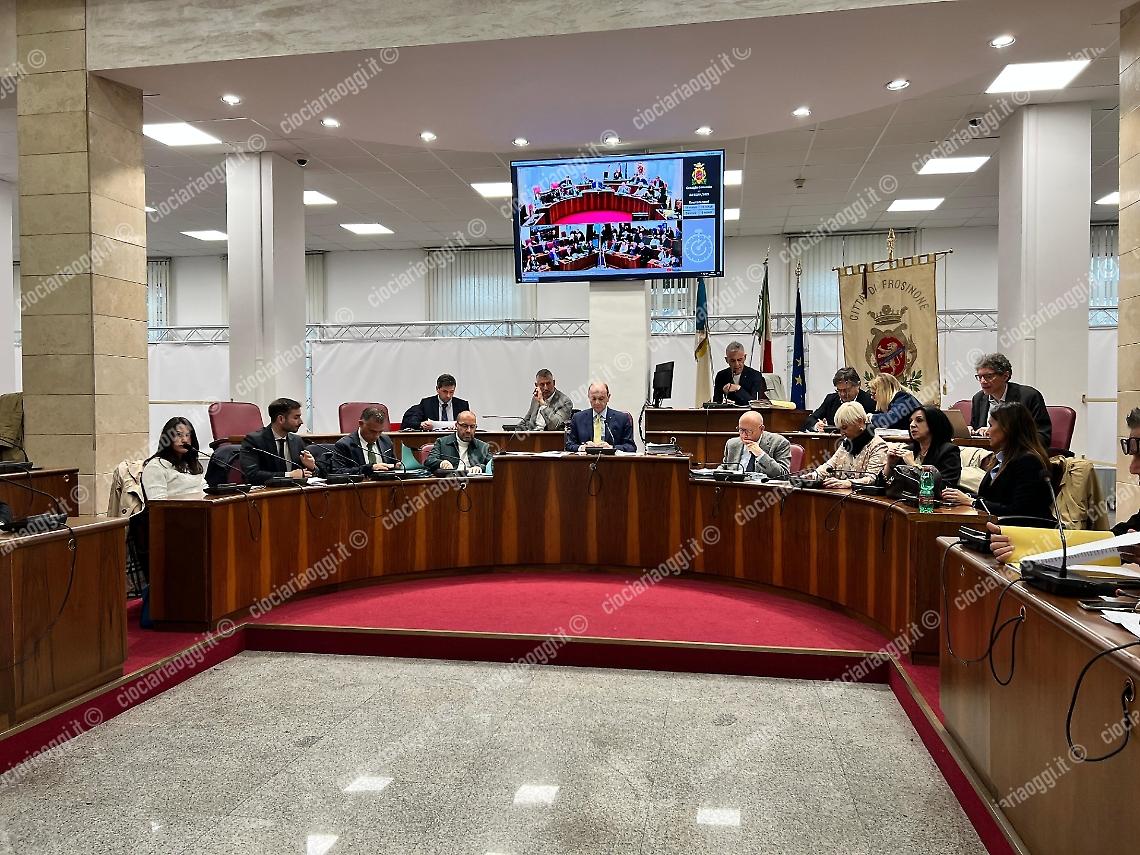 Il bilancio passa con 17 voti favorevoli. Duro attacco di "Forza Italia"