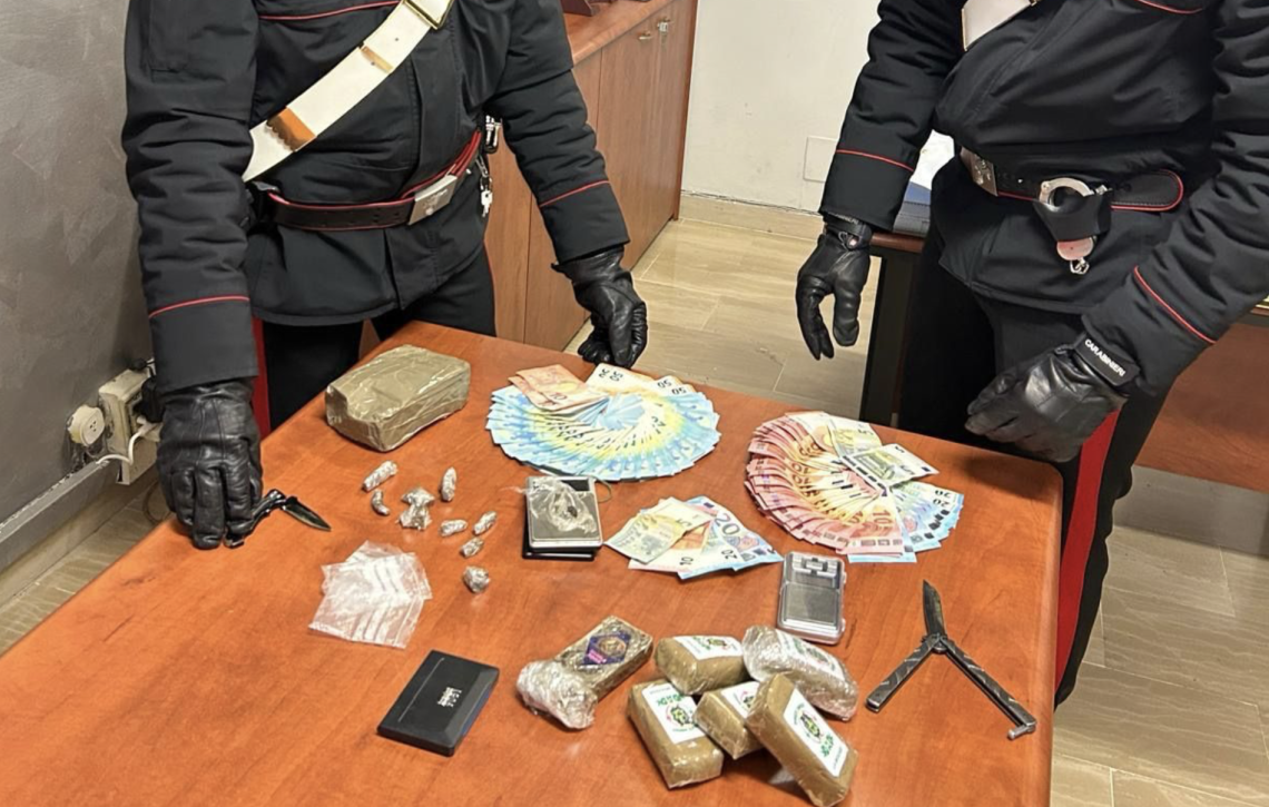 Panetti di droga in auto e in casa. Giovane ai domiciliari
