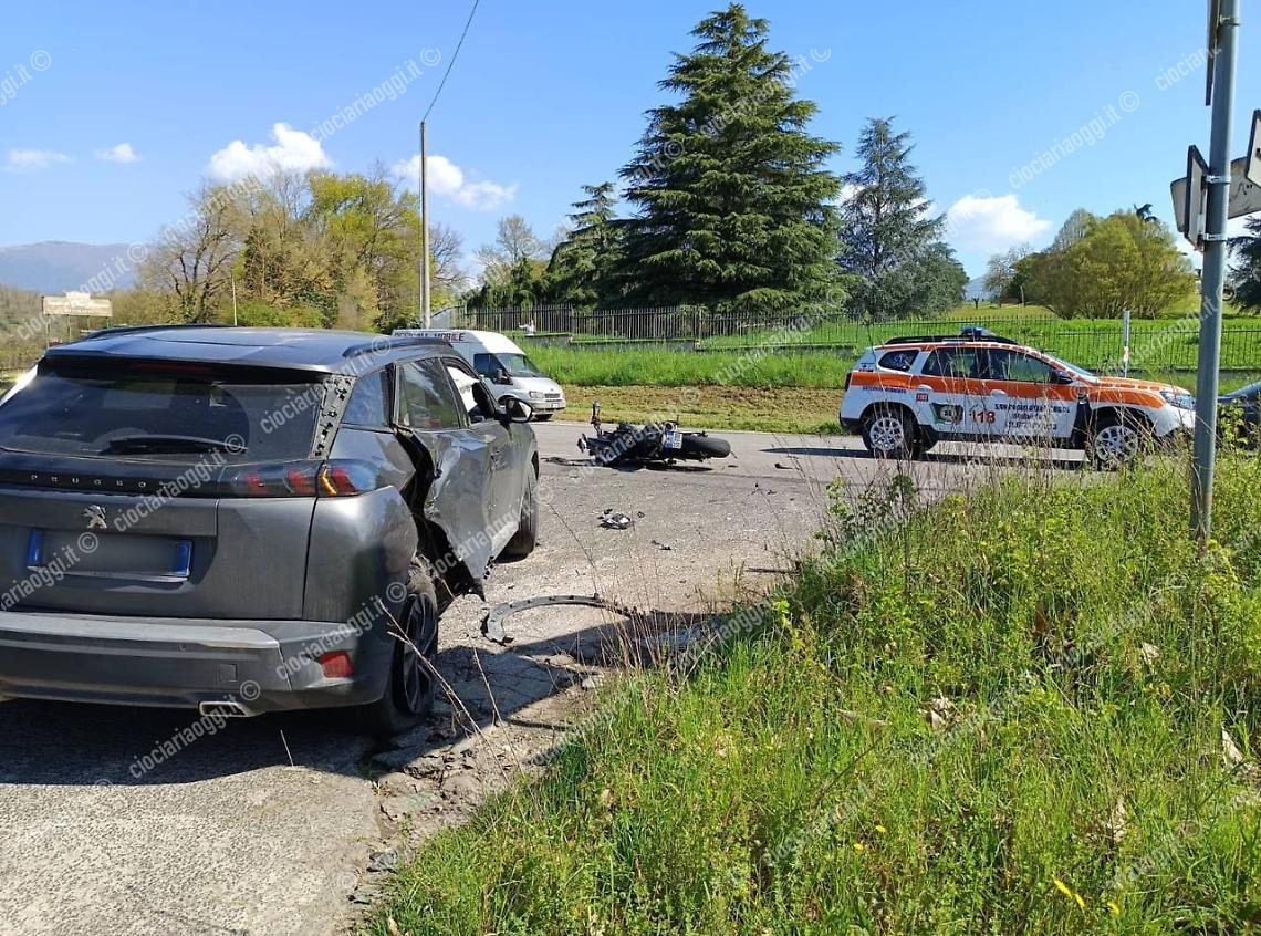 Incidente tra un'auto e una moto: arriva l'eliambulanza
