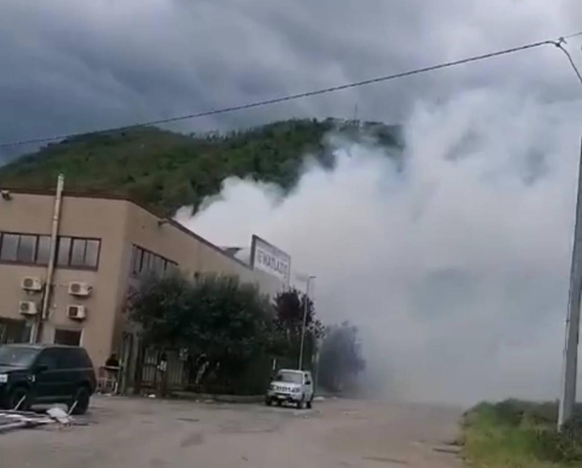 Incendio in un deposito di immondizia nella zona industriale