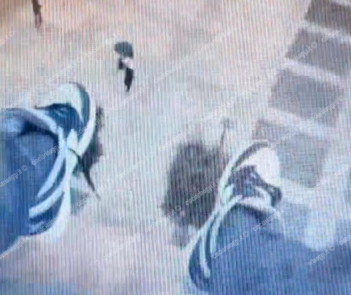 Si riprende con le gambe a penzoloni per una challenge. Il video diventa virale 