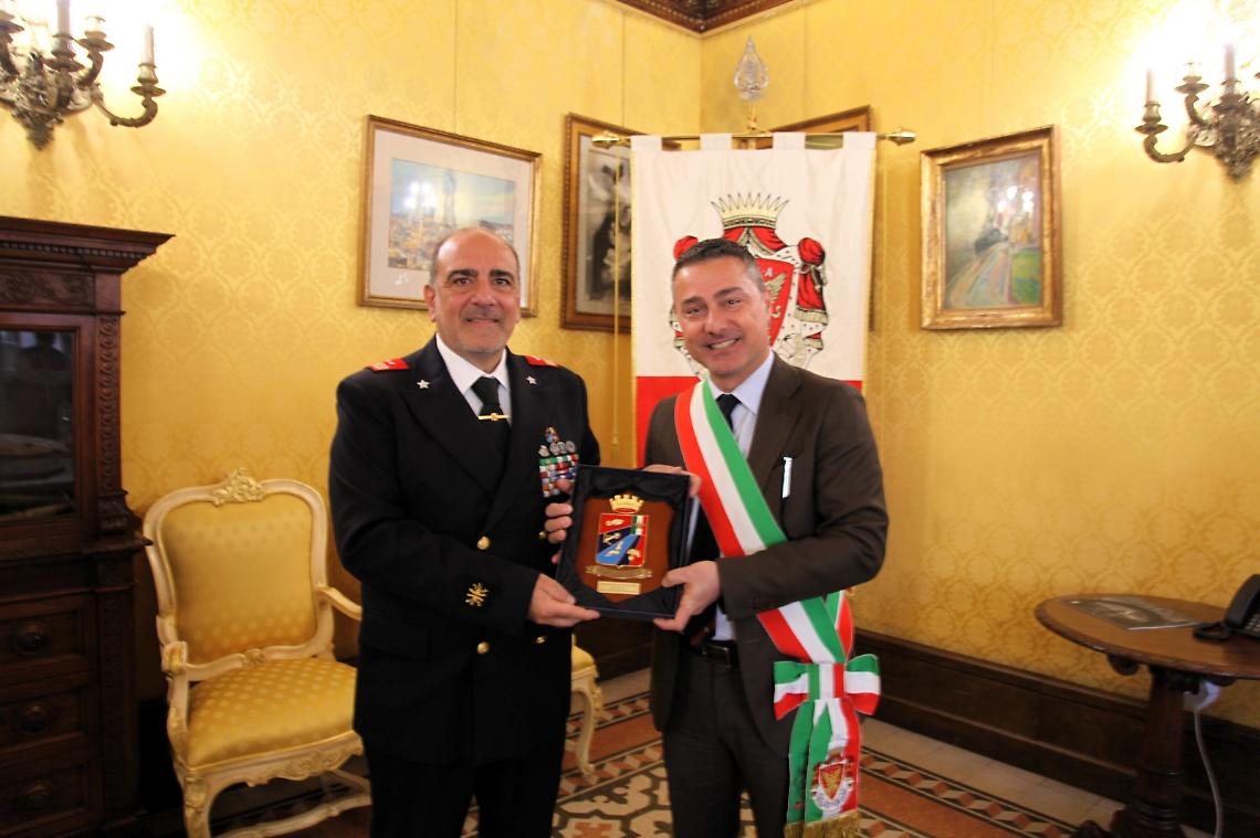 Antonio Gravina riceve una targa dal sindaco di Anagni