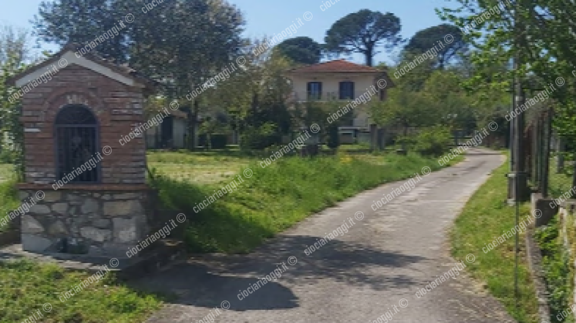 Rubano gioielli e denaro con il proprietario in casa
