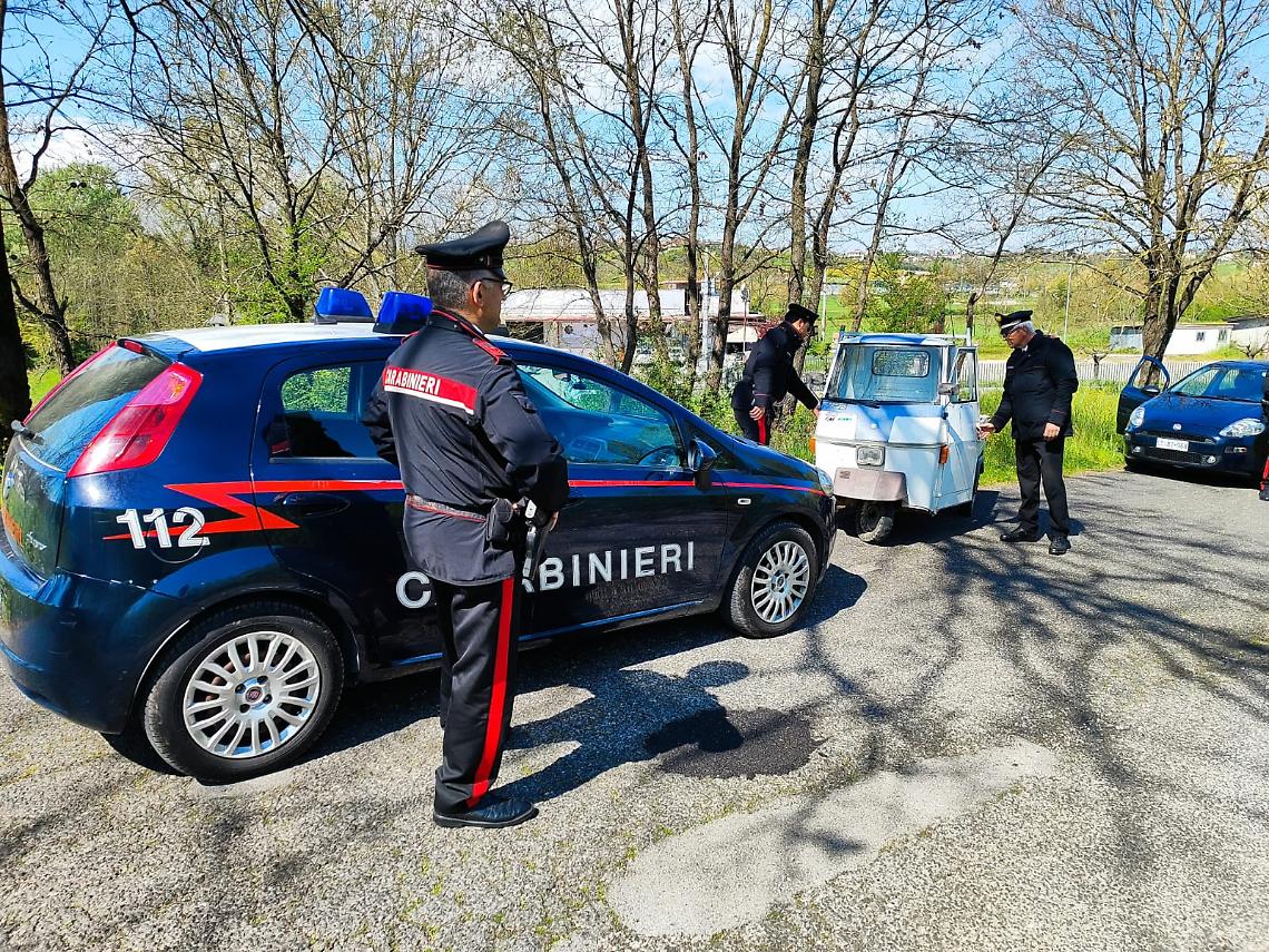 Si allontana di casa dopo un litigio in famiglia: ritrovato a bordo della sua Ape Piaggio