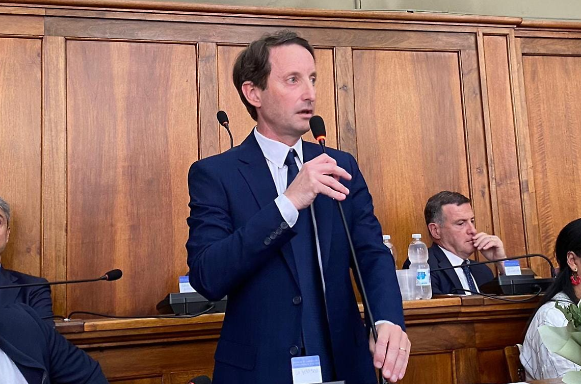 Malata di cancro, viene messa in ferie forzate