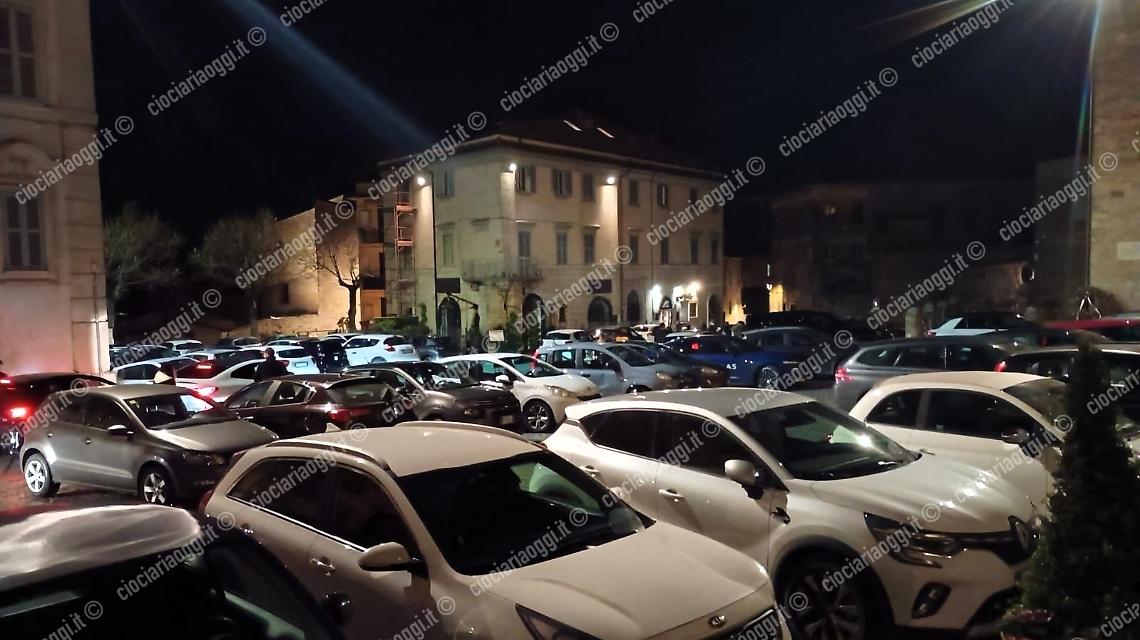 Parcheggio selvaggio, niente multe e caos quotidiano
