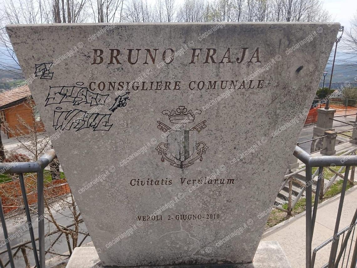 Imbrattata la stele commemorativa dedicata al consigliere comunale Bruno Fraja