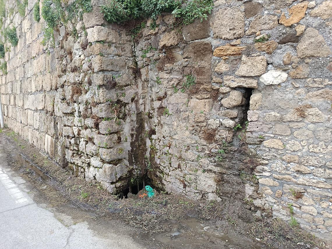 Nuovi liquami fuoriescono dalle Mura Ciclopiche