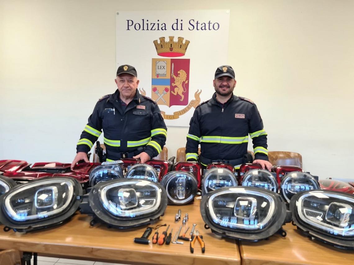 Fermano un'auto e trovano fanali rubati per oltre 20.000 euro