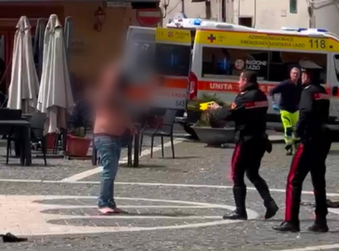 Uomo dà in escandescenze in piazza: intervengono i carabinieri con il teaser