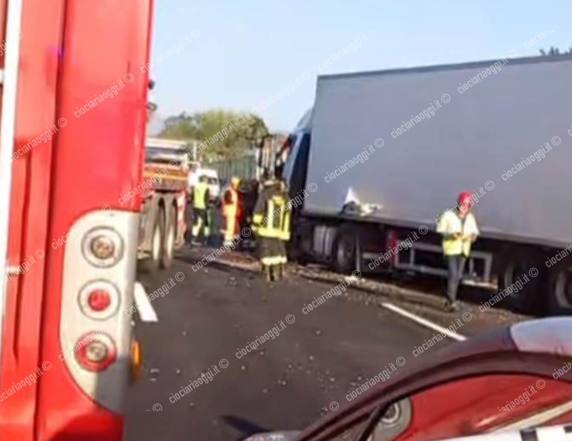 Tir di traverso sull’A1. Gasolio sulla carreggiata 