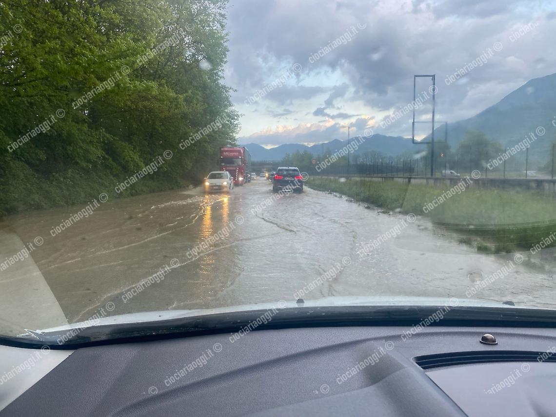 Pioggia battente nella Valle di Comino. Superstrada Sora - Cassino allagata