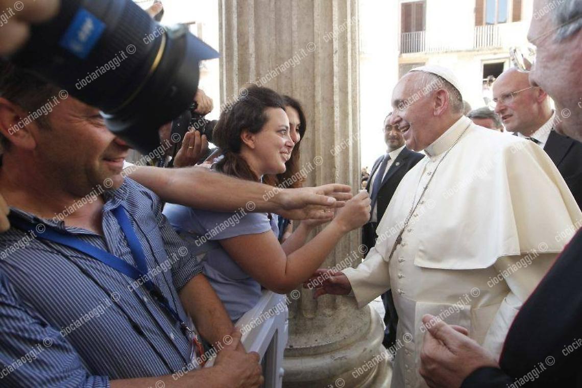 Il calzino di Gabriel nelle mani del Santo Padre