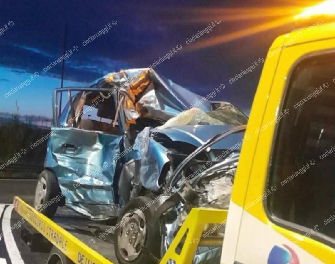 Incidente mortale sull'A1, scontro tra auto, tir e pullman