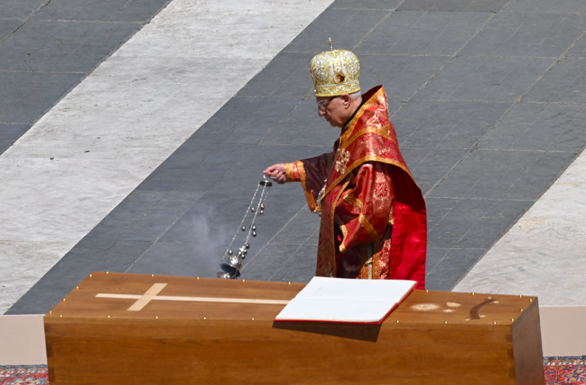 Addio a Bergoglio. Un lungo abbraccio: «Grazie Francesco»