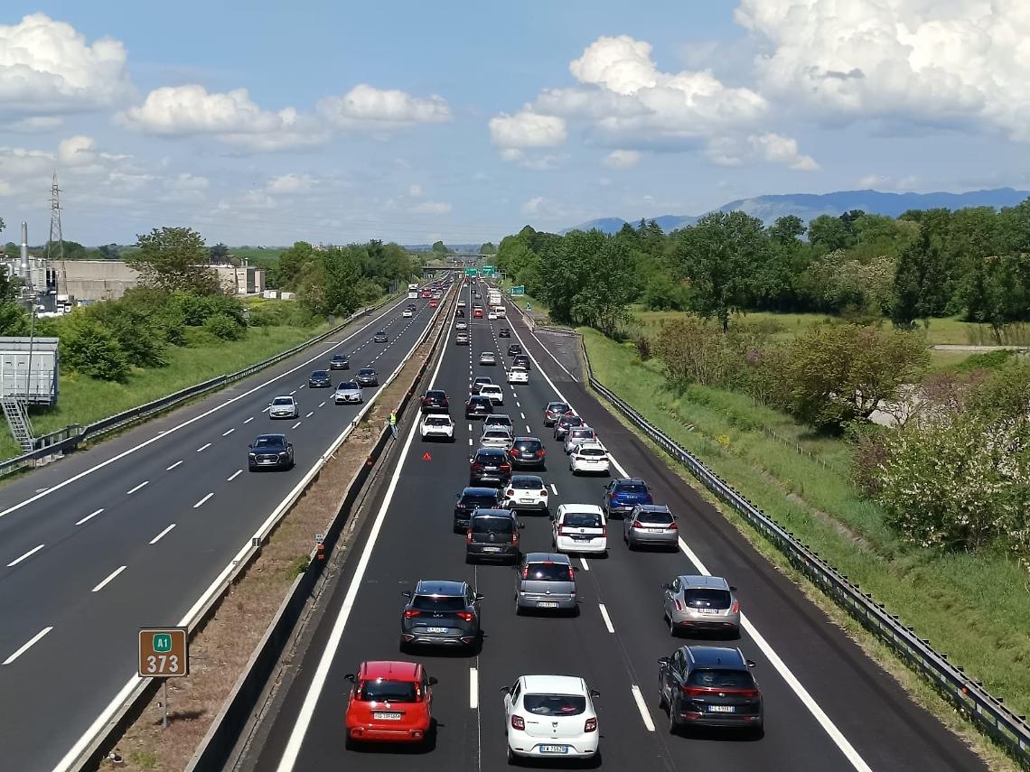 Mezzo in avaria in autostrada. Traffico in tilt