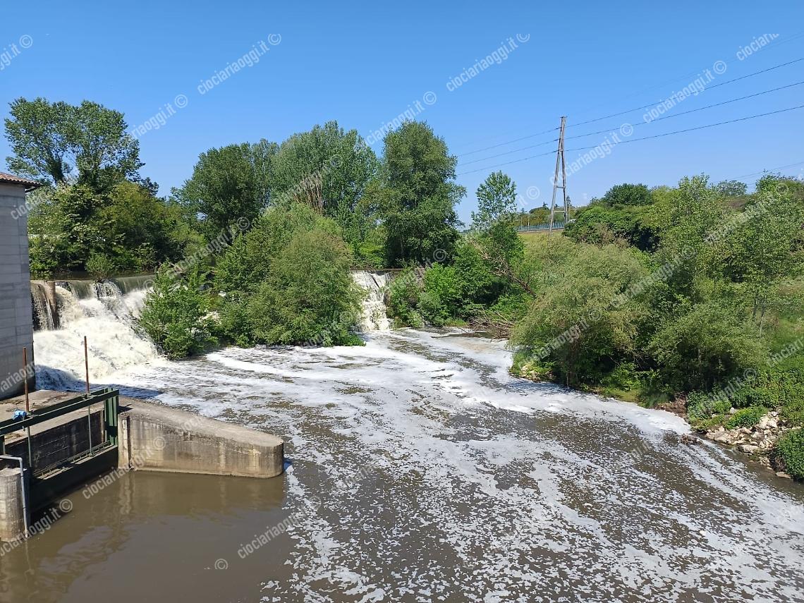 Schiuma bianca ricopre la cascata tra Anagni e Sgurgola: è allarme