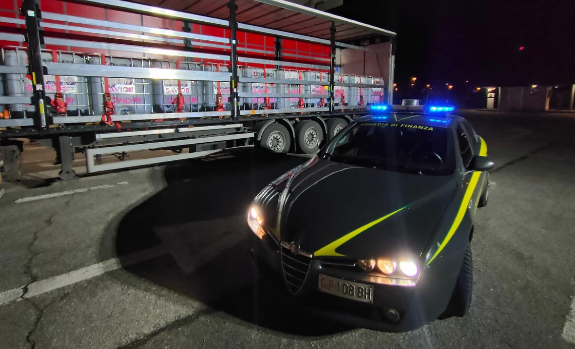Scoperto contrabbando di alcol.  La Guardia di finanza sequestra 120.000 litri 